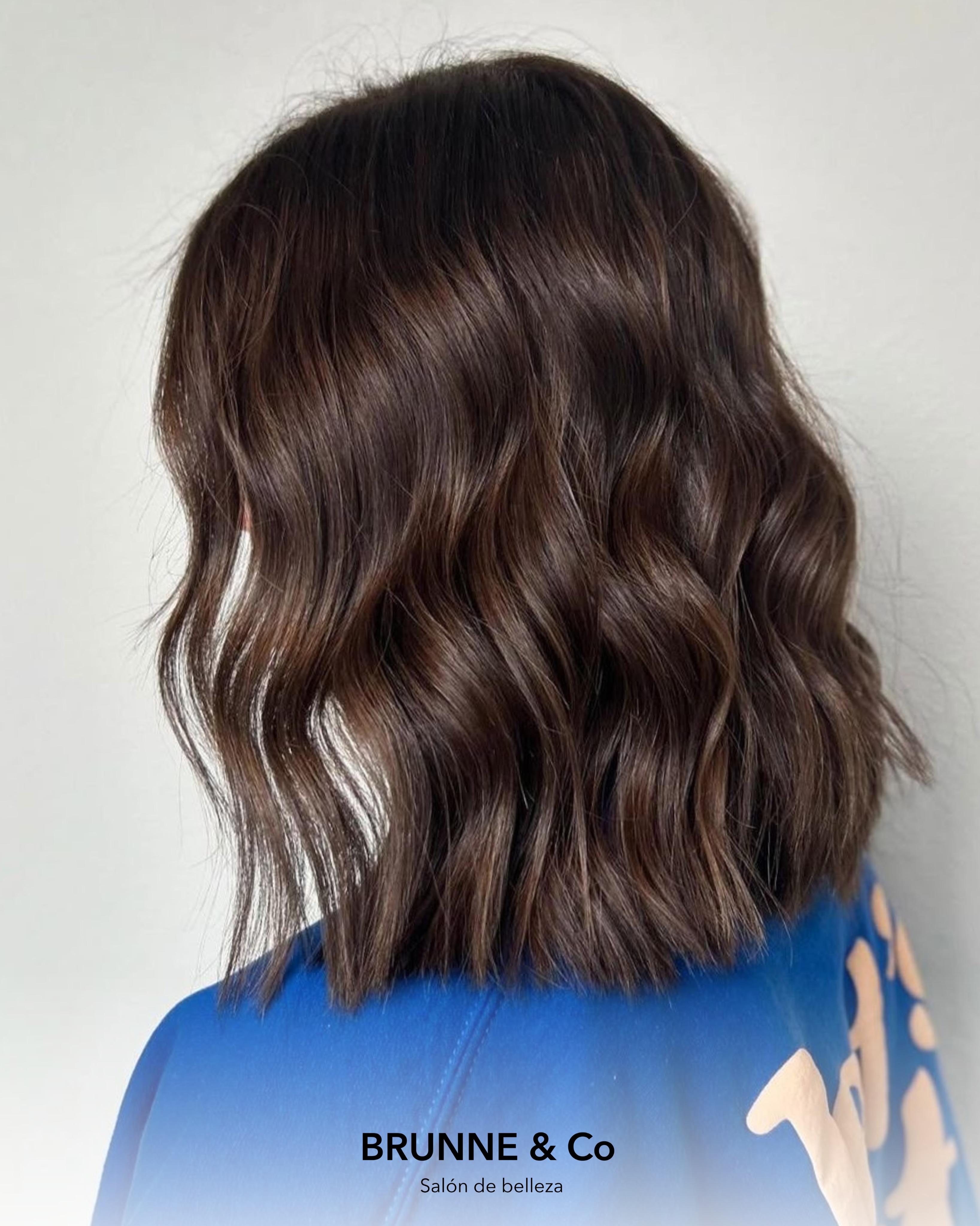Color castaño con ondas realizado por Brunne & Co.